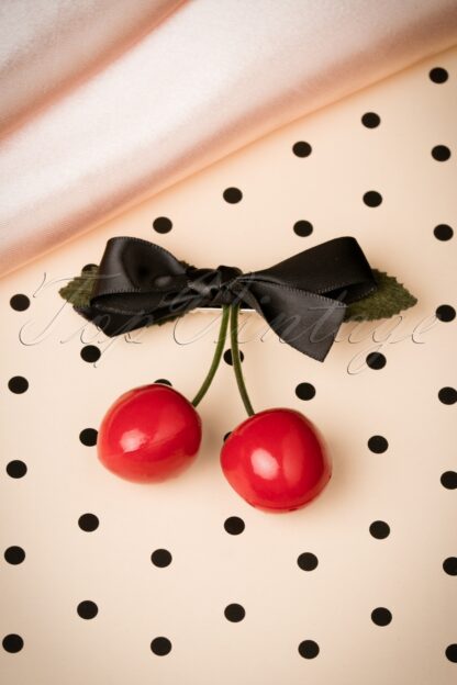Put Some Cherries in Your Hair Clip Années 60
