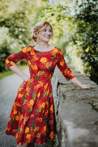Exklusiv von TopVintage ~ Adriana Floral Langarm Shirt Swing in Burgund