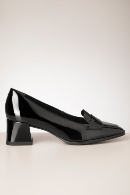 Viola Patent Loafer Style Pumps in Schwarz