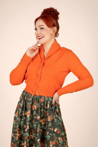 Violet Strickjacke in Kürbis Orange.