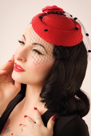 Marilyn Fascinator in Rot