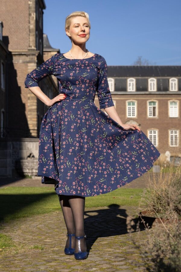 Adriana Pink Blossom Swing Kleid in Marineblau.