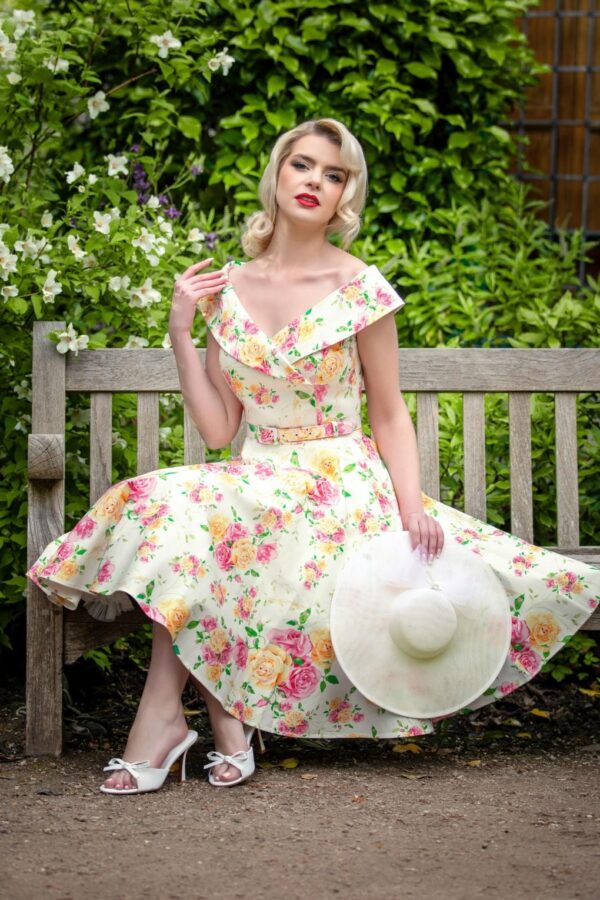 Aurelia Swing Kleid mit rosa und gelben Blumen