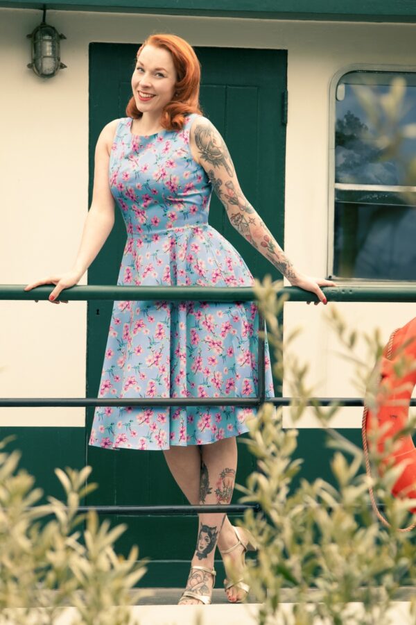 Exklusiv bei Topvintage ~ Adriana Floral Swing Kleid in Hellblau