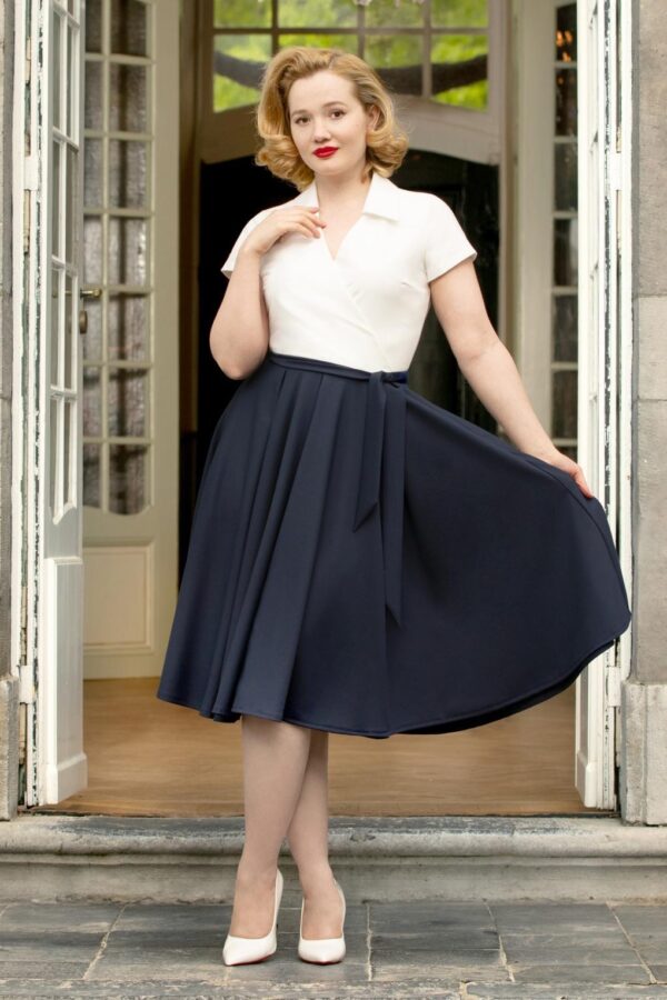 Glenda Swing Kleid in Weiß und Marineblau