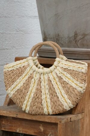 Monaco gewobene Rattan Tasche in Beige und Gold.