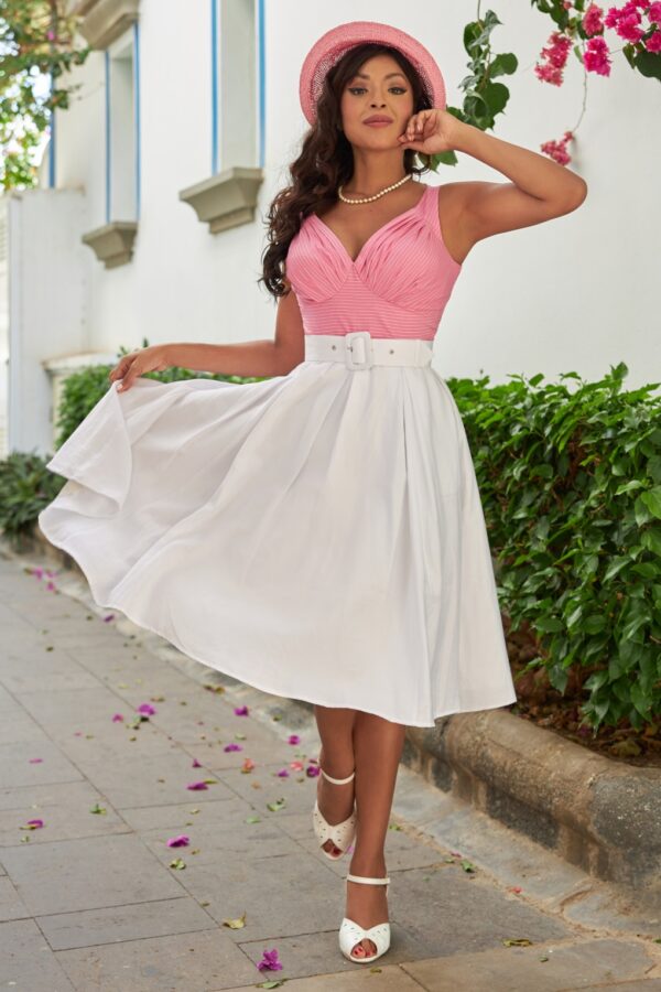 Safia-May Swing Kleid in Weiß und Rosa.