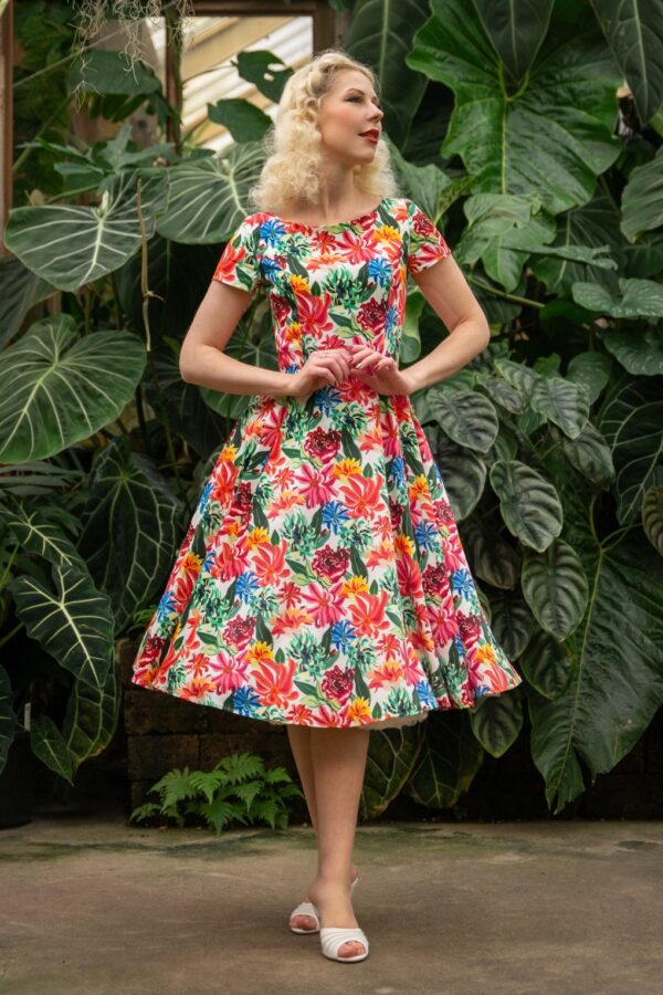 TopVintage exklusiv ~ Adriana Floral Kurzarm Swing Kleid in Multi