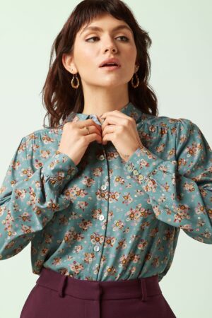 Carina Revel Bluse in Silberblau.