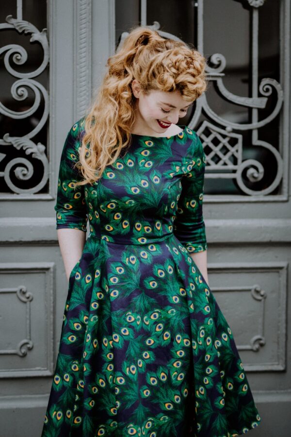Exklusiv bei Topvintage ~ Adriana Peacock Swing-Kleid mit langen Ärmeln in Marineblau