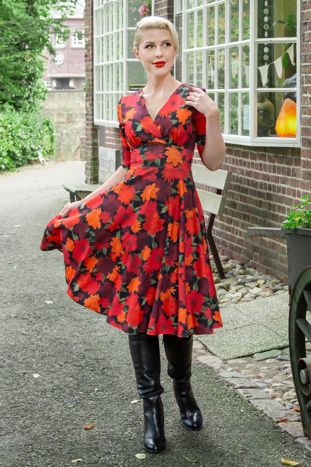 Maddison Floral Swing Kleid in Rot und Orange.