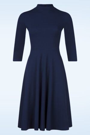 Stacey Swingkleid in Marineblau.