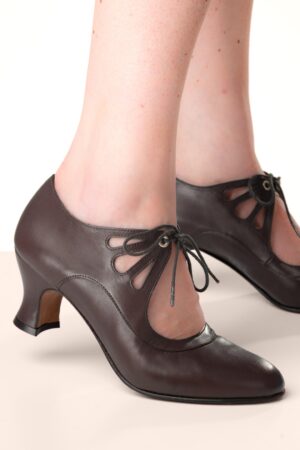 Clara Flapper Pumps in Brown