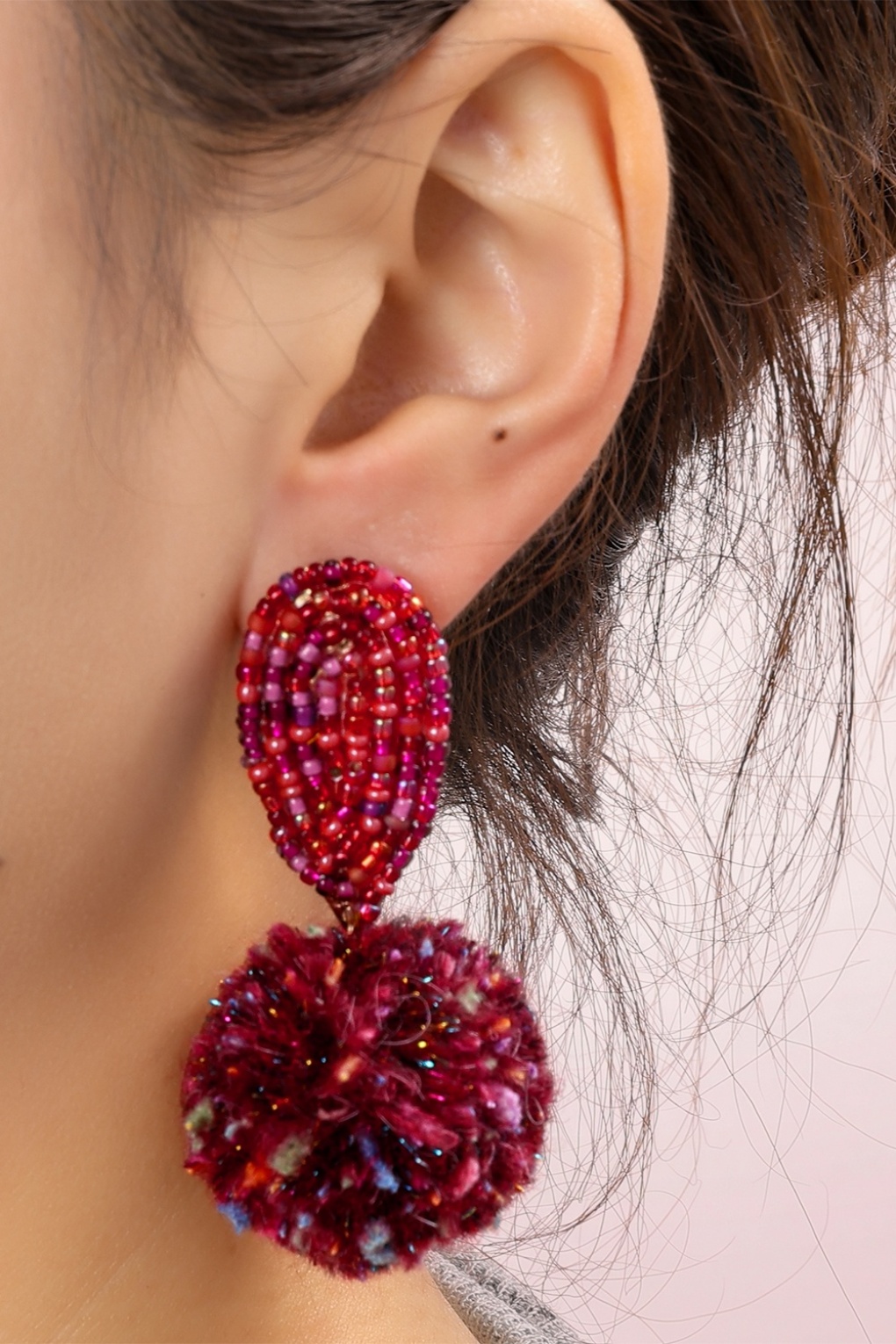 Fluffy Ball Ohrringe in Burgund