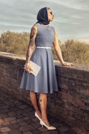 Francine Gingham Swing Kleid in Marineblau und Weiß.