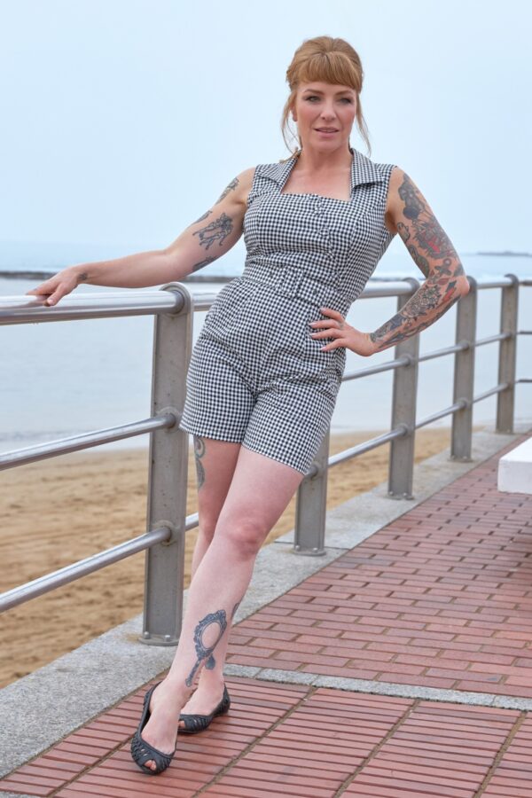 Vivien-Lou karierter Playsuit in Schwarz und Weiß