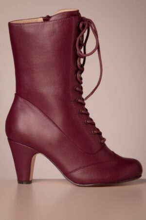 Claire Stiefel in Bordeauxrot