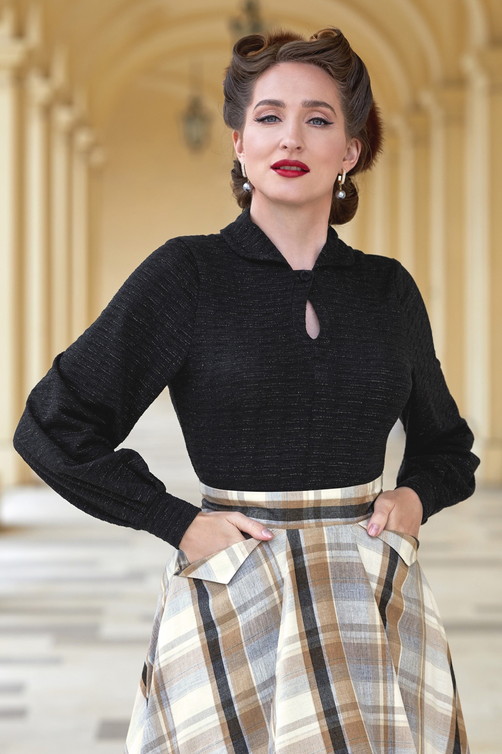 Patsy Lou Stricktop in Schwarz.