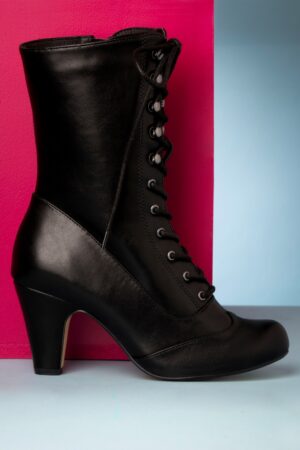 Claire Stiefel in Schwarz