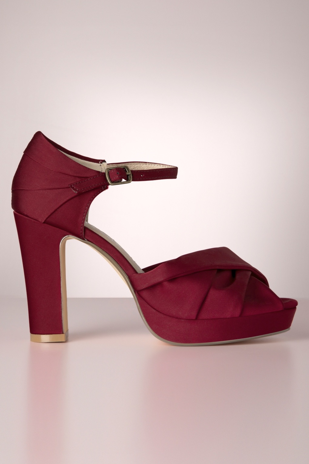 Gloria Satin Peeptoe Pumps in Weinrot