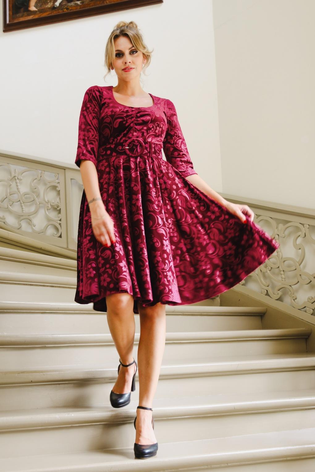 Exklusiv bei Topvintage ~ Darlene Samt-Swingkleid in Weinrot