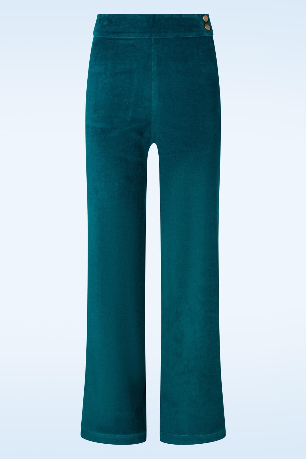Mila Cordhose in Oscar-Blau
