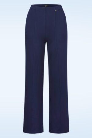 Norah Hose in Marineblau