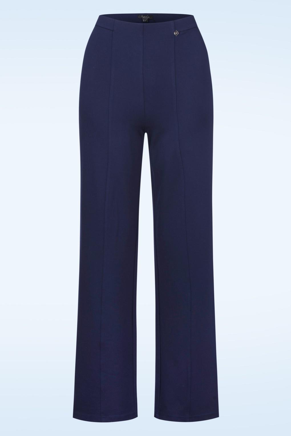 Norah Hose in Marineblau