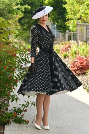 Dotty Darling Polkadot-Swingkleid in Schwarz