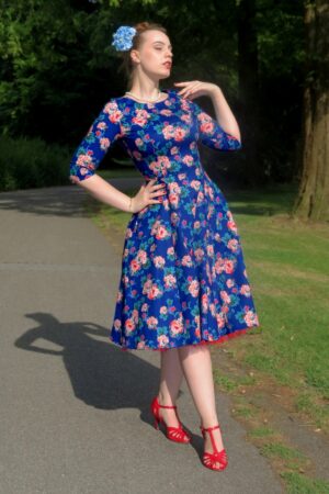 Exklusiv bei Topvintage ~ Adriana Floral Swingkleid in Blau.