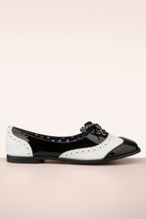 Milana Brogues in Schwarz und Weiß