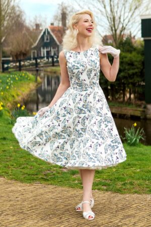 Adriana Peacock Swing Kleid in Weiß.