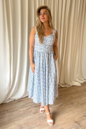 Bryson Floral Midikleid in Weiß und Blau