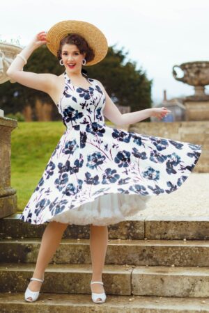 Indigo Romance Neckholder-Swingkleid in Weiß und Dunkelblau