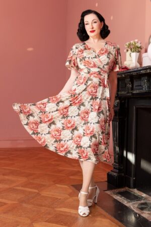 Irene Floral Cross Over Swing Kleid in Creme und Rosa.