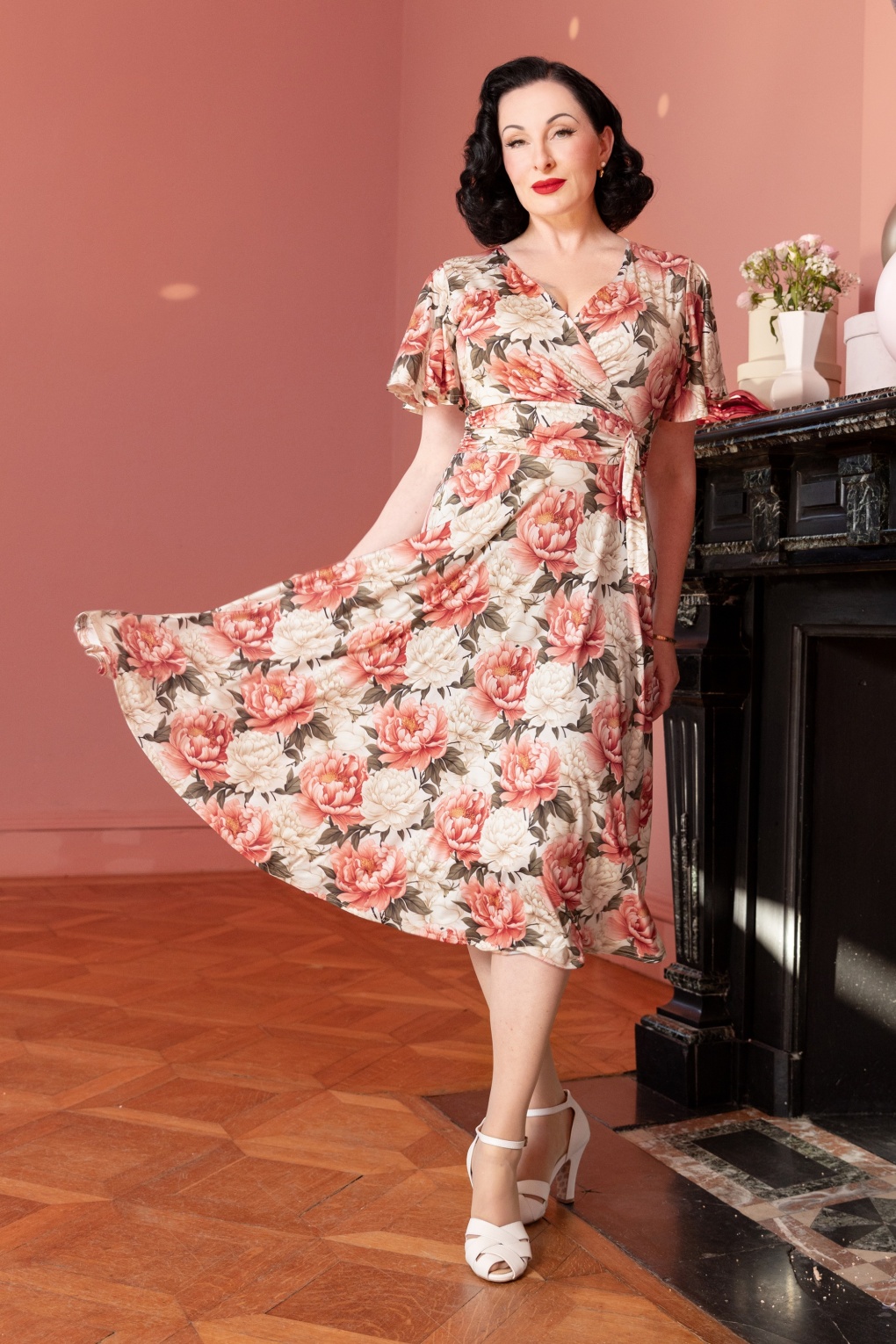 Irene Floral Cross Over Swing Kleid in Creme und Rosa.