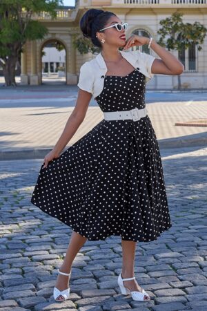 Jenna May Lou Bolero Polka Dot Swing Dress in Schwarz und Weiß.