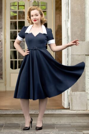Lorelei Lynn Swing Kleid in Marineblau.