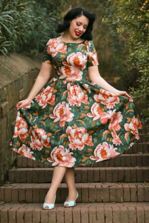 Sadie Floral Swing Kleid in Grün und Pfirsich.