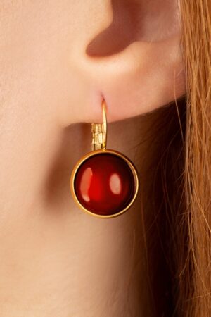 Vergoldete Ohrstecker in dunklem Samba Rot