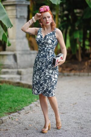 Exklusiv bei Topvintage ~ Natalia Tropical Bleistiftkleid in Weiß und Dunkelblau