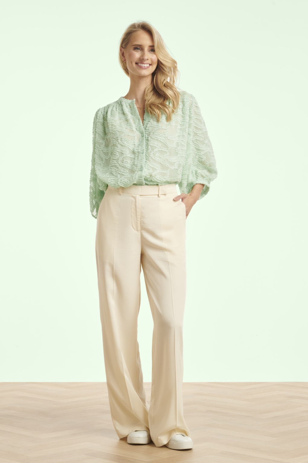 Airy Elegance Bluse in Zartgrün
