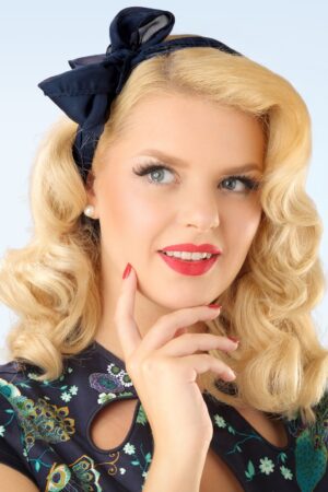 Anna Haarschal in Marineblau.