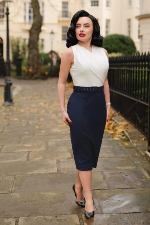 Exklusiv bei Topvintage ~ Nadine Bleistiftkleid in Weiß und Dunkelblau