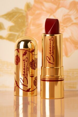 Klassischer Farb-Lippenstift in Kirschrot