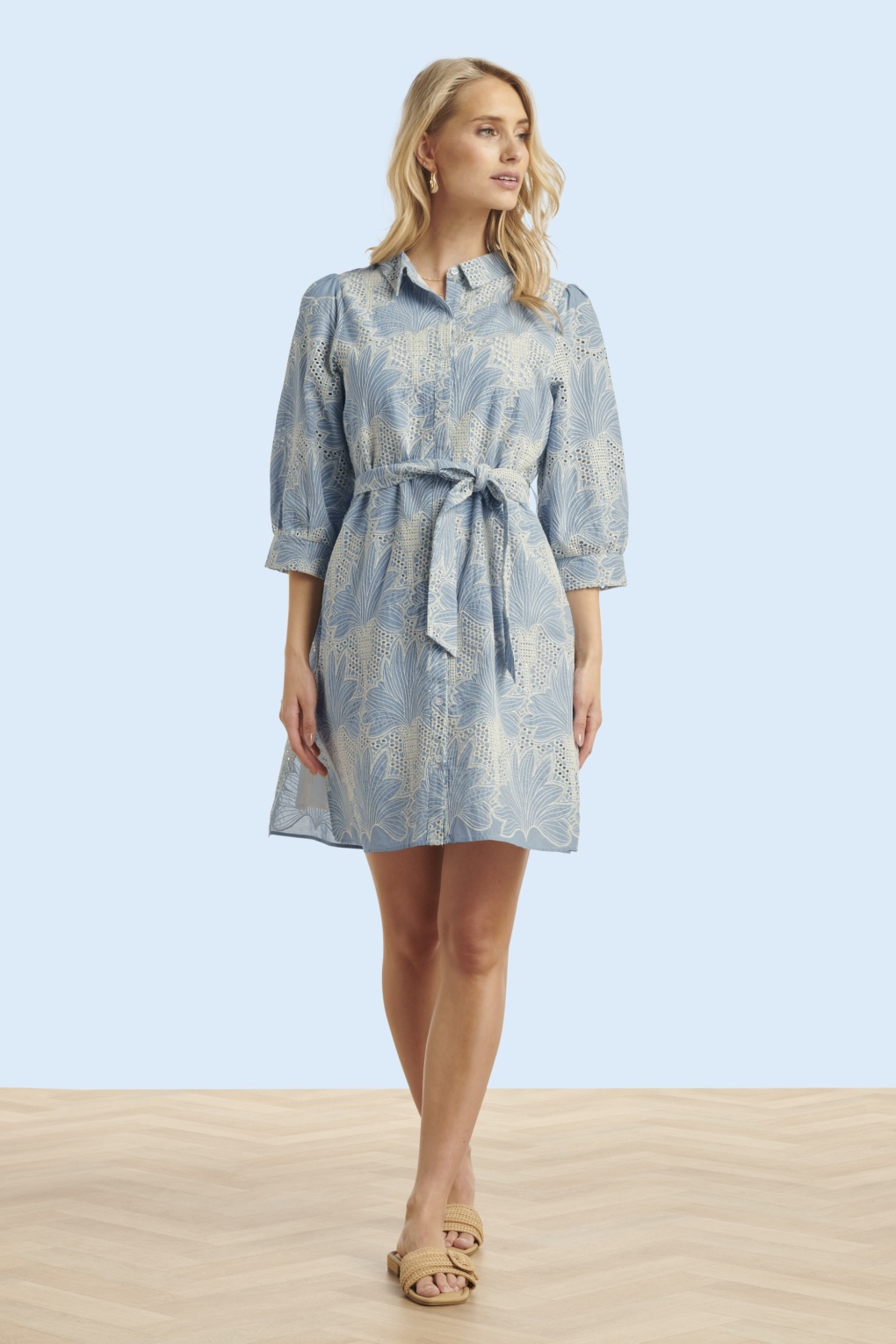 Lina Broderie Anglaise Kleid in Hellblau und Wollweiß