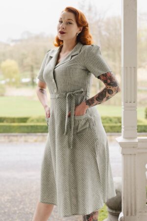 Revers Gestreiftes Leinen-Midikleid in Olivgrün