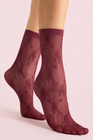 Rosa Socken in Bordeauxrot