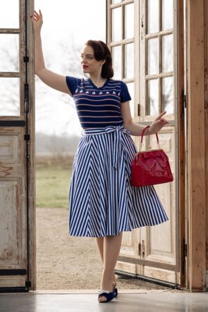 Suzie Gestreifter Swing Rock in Marineblau und Weiß.